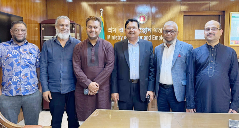 যুক্তরাষ্ট্র সফর শেষে দেশে ফিরে মন্ত্রী আরিফের সাথে সাদেকের সৌজন্য সাক্ষাৎ
