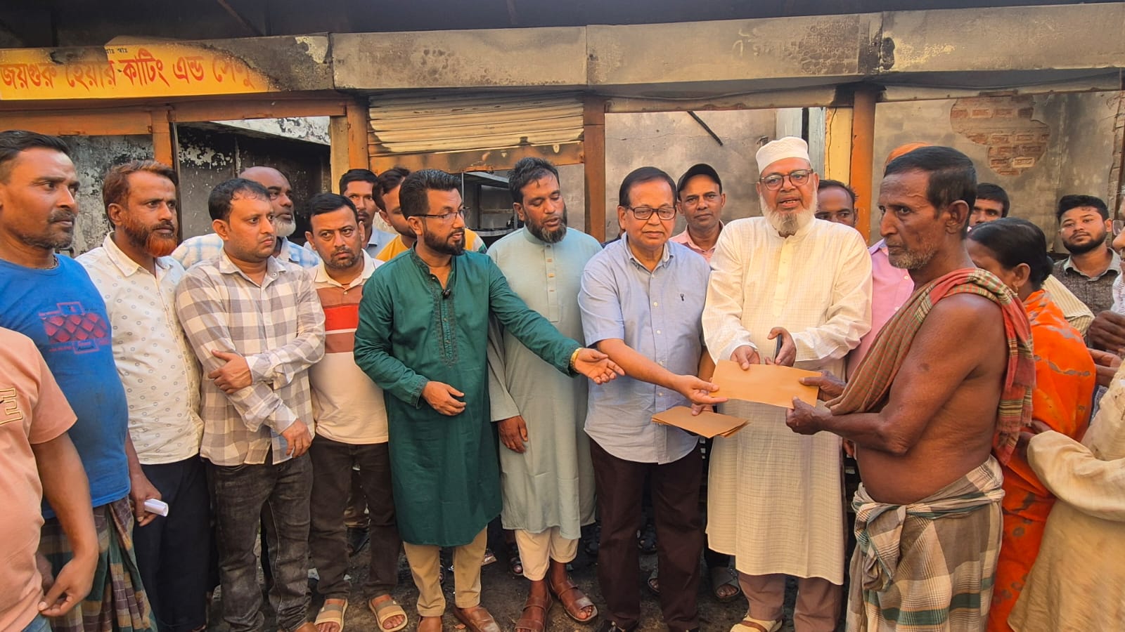 ক্ষতিগ্রস্ত পরিবারগুলোকে ঘুরে দাঁড়াতে সবাইকে পাশে দাঁড়াতে হবে: ইমদাদ চৌধুরী