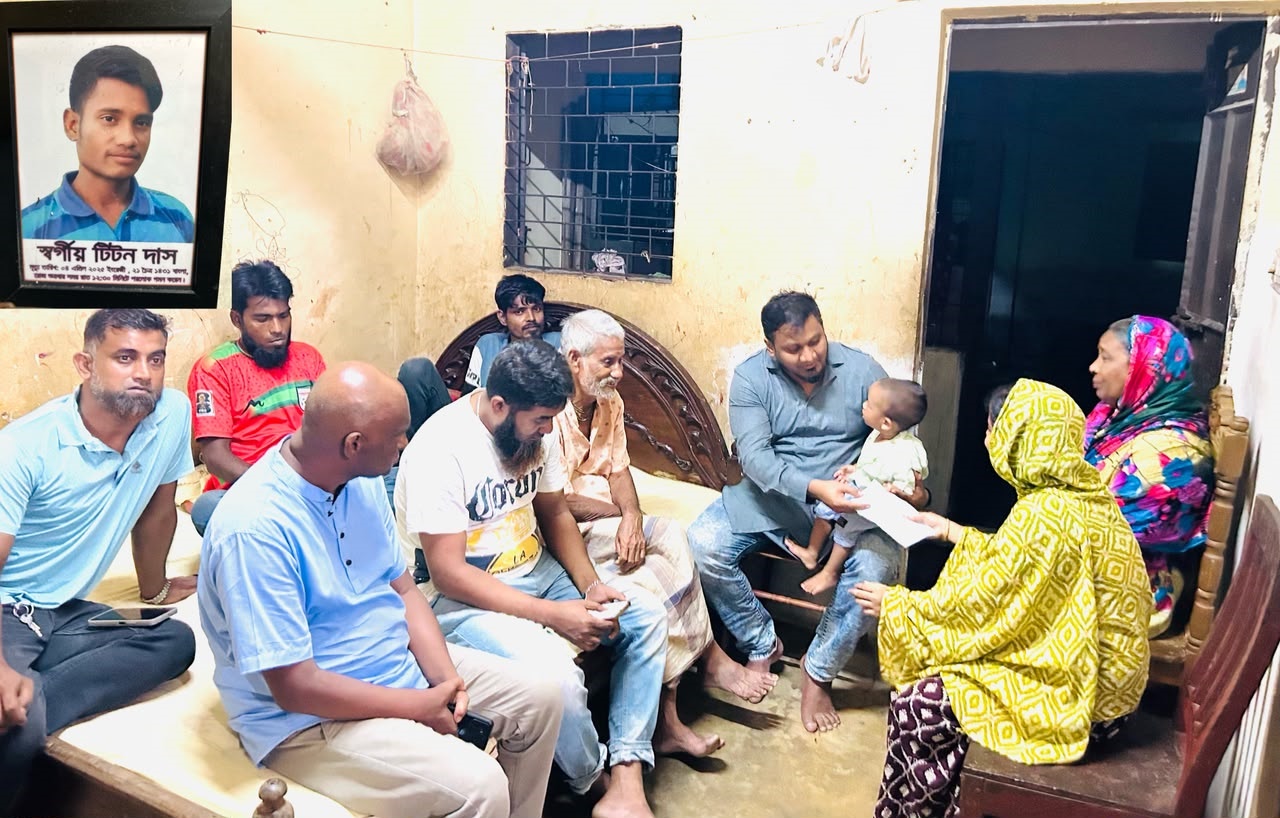 অগ্নিদগ্ধে নিহত টিটনের পরিবারের পাশে কাউন্সিলর প্রার্থী আজিজ খান সজিব