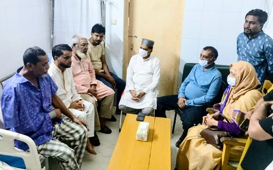 ধলা মিয়া চেয়ারম্যানকে দেখতে হাসপাতালে এমপি লুনা