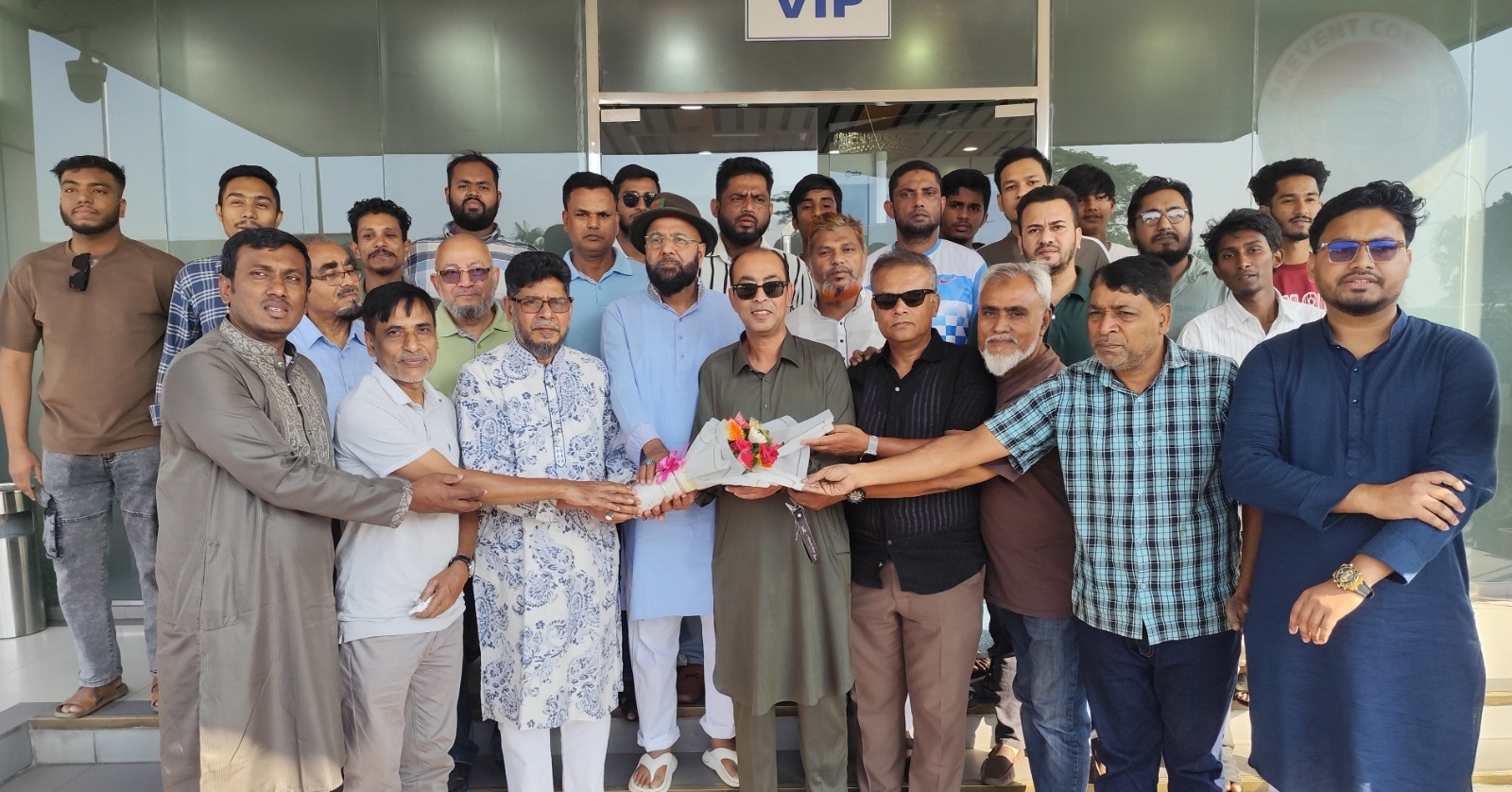 যুক্তরাজ্য বিএনপির সাবেক সহ-সভাপতি শাবু নেওয়াজকে বিমান বন্দরে সংবর্ধনা