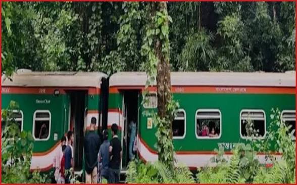 লাউয়াছড়ায় পাহাড়িকা এক্সপ্রেসের হুক ছিঁড়ে ৪ ঘণ্টা ট্রেন চলাচল বন্ধ
